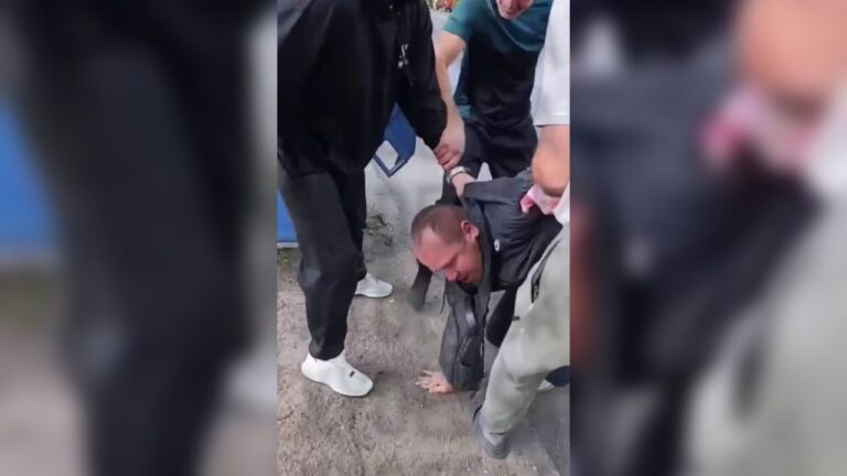 Конфлікт із ТЦК в Одесі потрапив у мережу: один із перехожих дістав сокиру