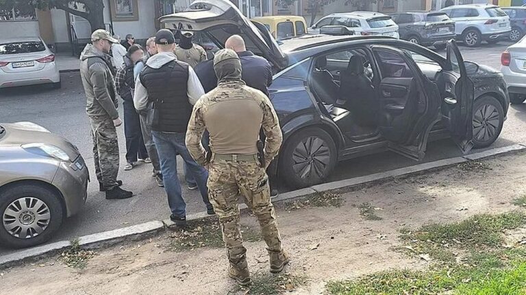 У центрі Миколаєва НАБУ зупинило авто: видання повідомило про затримання