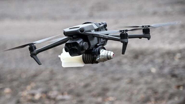 У Запоріжжі повідомили про удар FPV-дрона по стоянці маршруток: загорілося авто