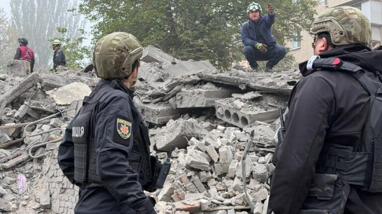 Понад вісім годин під завалами: у Запоріжжі врятували жінку
