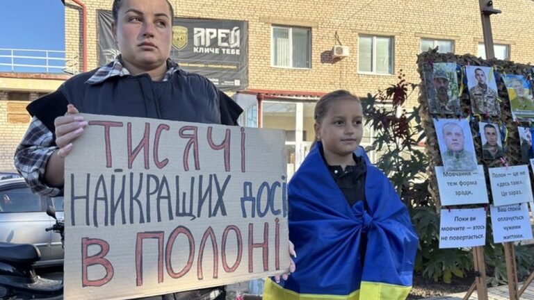 На Миколаївщині рідні полонених і зниклих безвісти захисників вийшли на мирну акцію