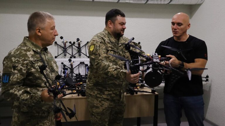 Сєнкевич передав захисникам чергову партію безпілотників від Миколаєва