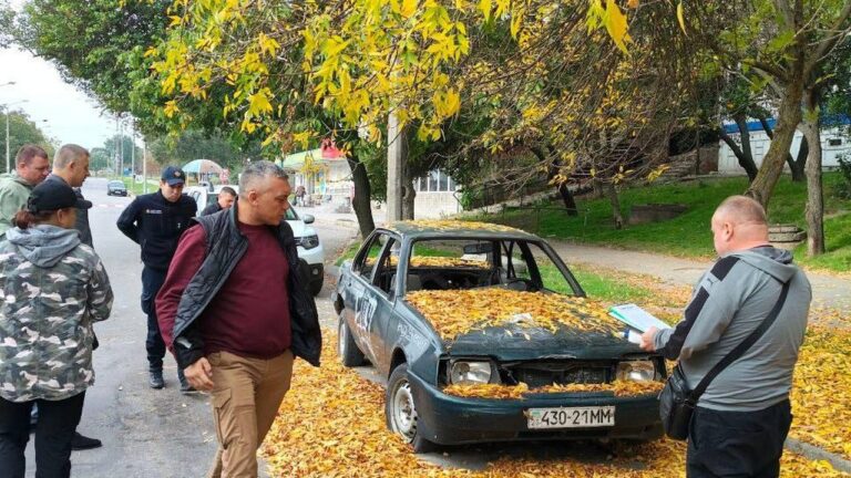 У Запоріжжі взялися за покинуті та пошкоджені автомобілі