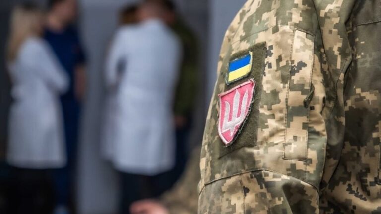 Лікар на Миколаївщині вимагав у пораненого військового $300: чим завершився суд