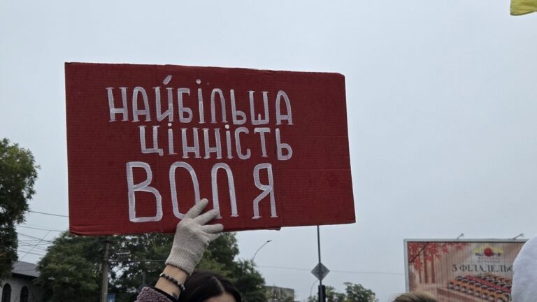 “Чекаємо і сподіваємося”: у Миколаєві відбулася акція на підтримку військових