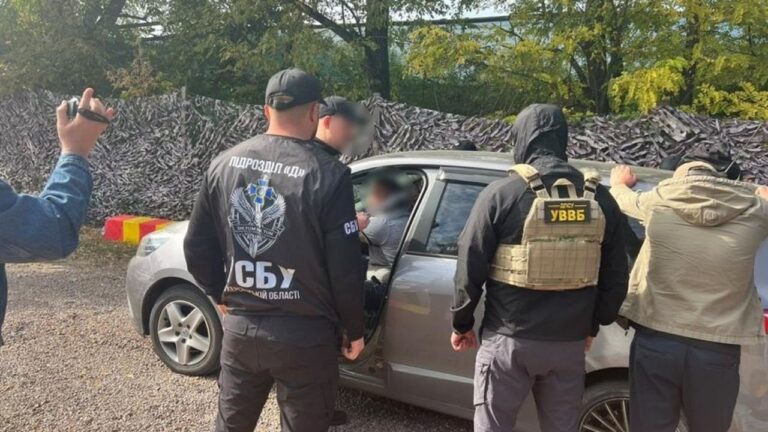На Херсонщині затримали чоловіка за допомогу військовим у самовільному залишенні служби