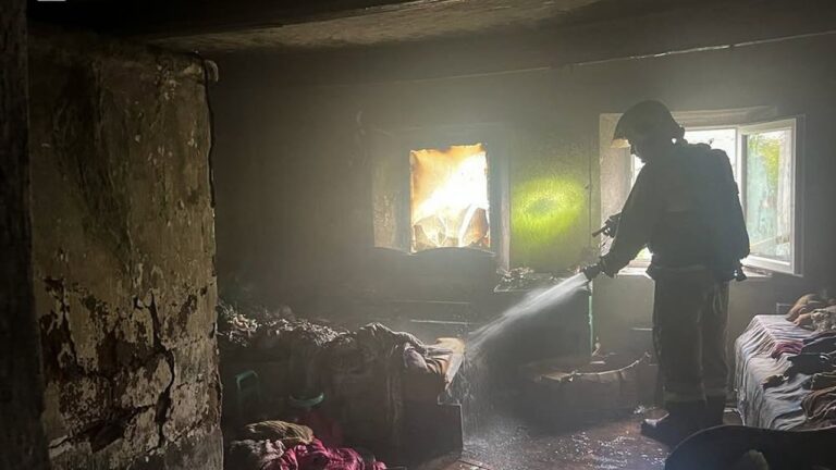 На Миколаївщині чоловік урятував двох дітей із палаючого будинку