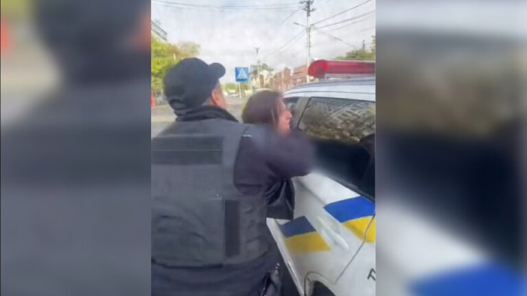 У мережі повідомляють про удушення жінки поліцейським під час мобілізації в Одесі