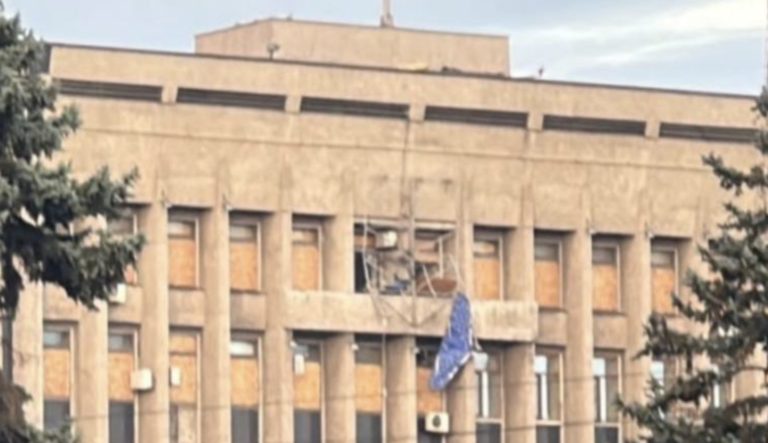 У Запоріжжі FPV-дрон пошкодив герб на будівлі облради