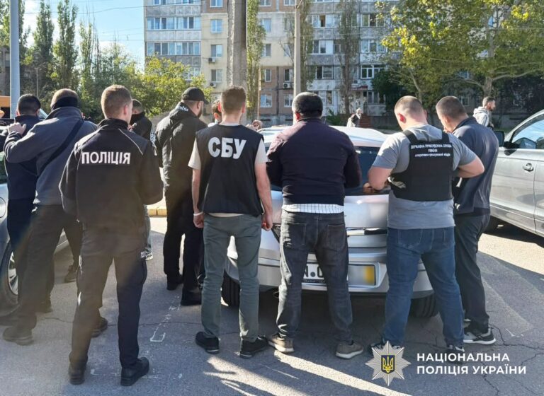 У Миколаєві затримали чоловіка за продаж гуманітарних авто